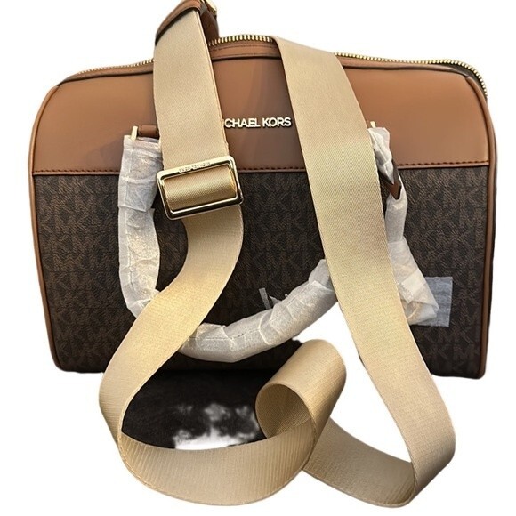 Michael Kors Medium Duffel Travel 
New with the tag - Picture 5 of 7